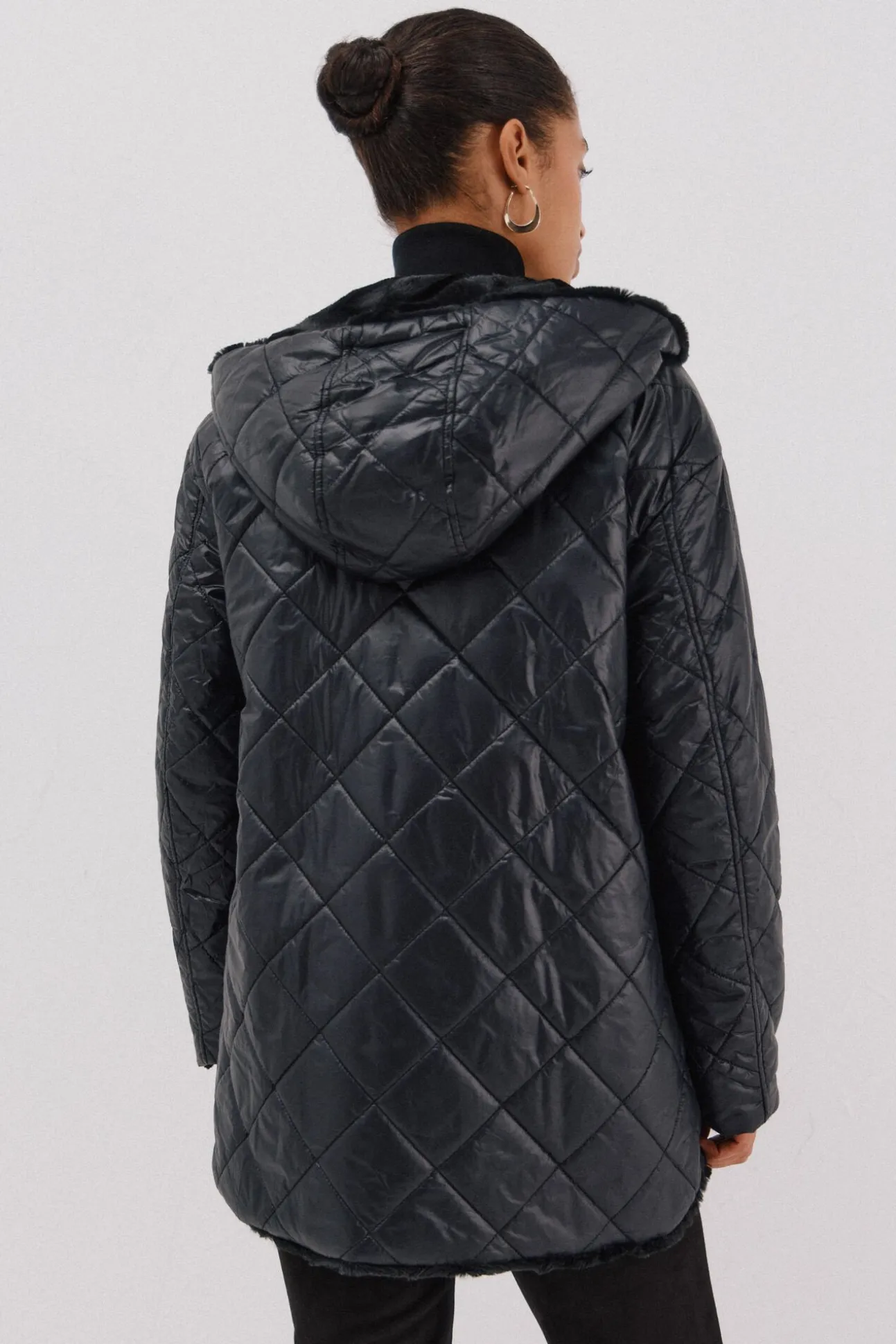 Anoraque acolchoado reversível com efeito de pele
