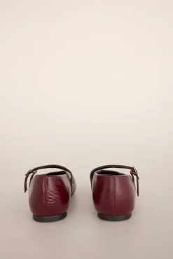 Bailarina de pele com argolas