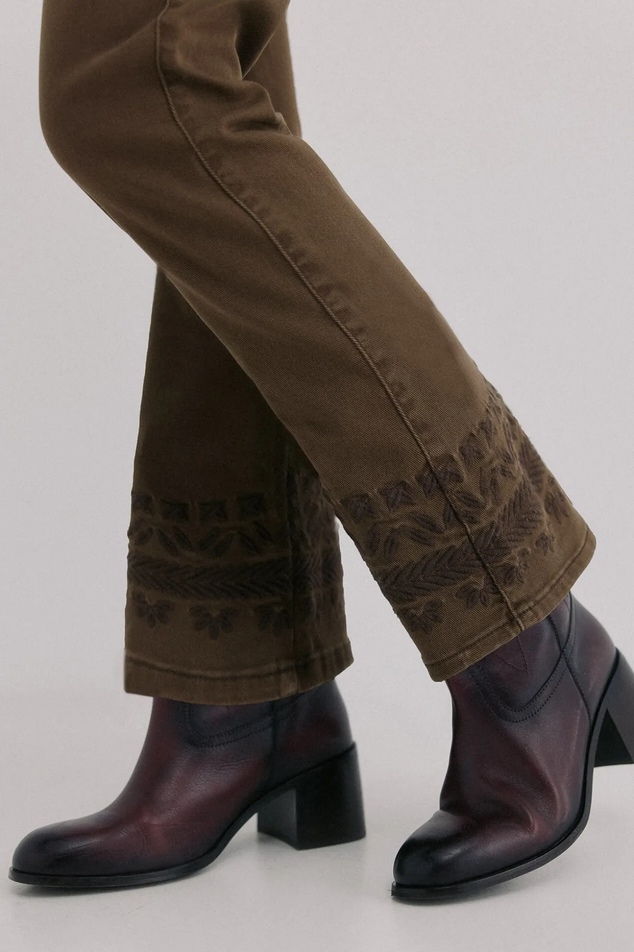 Basel. Calça jeans bootcut