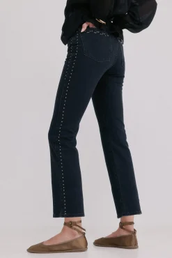 Basileia. Calça jeans com tachas