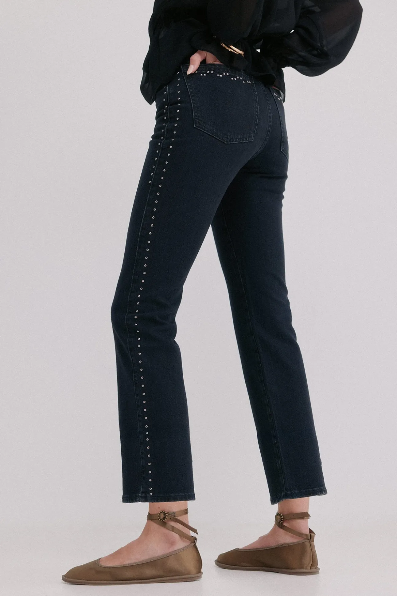 Basileia. Calça jeans com tachas