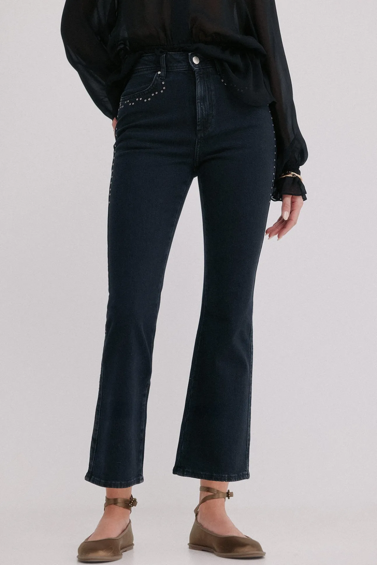 Basileia. Calça jeans com tachas