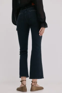 Basileia. Calça jeans com tachas