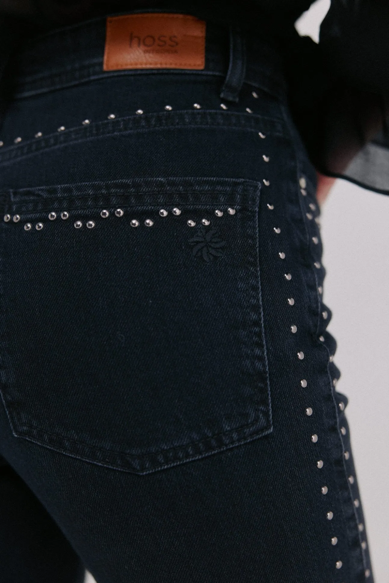 Basileia. Calça jeans com tachas