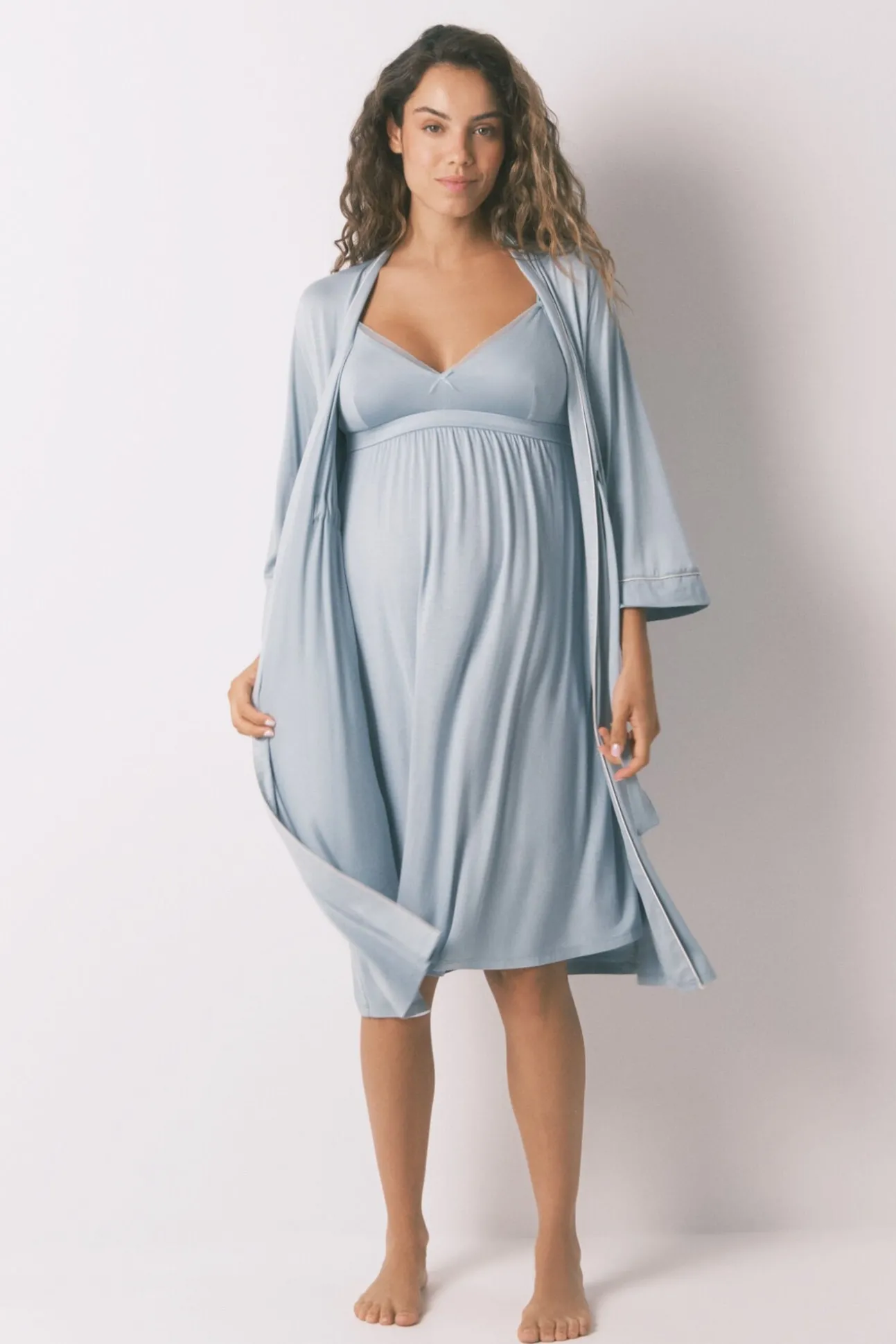 Bata robe técnica "maternity" azul de soft touch