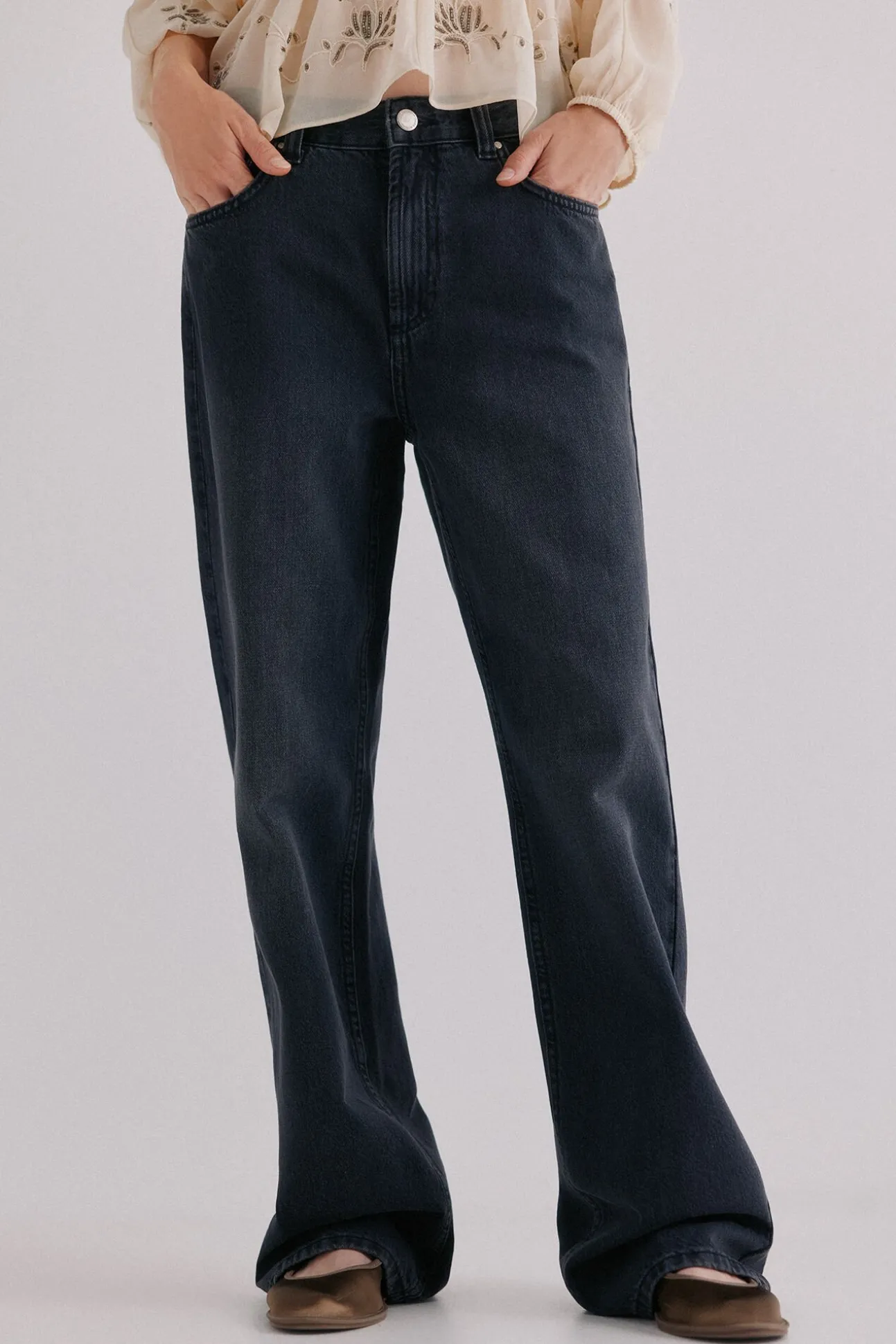 Beatriz. Calça jeans de corte reto