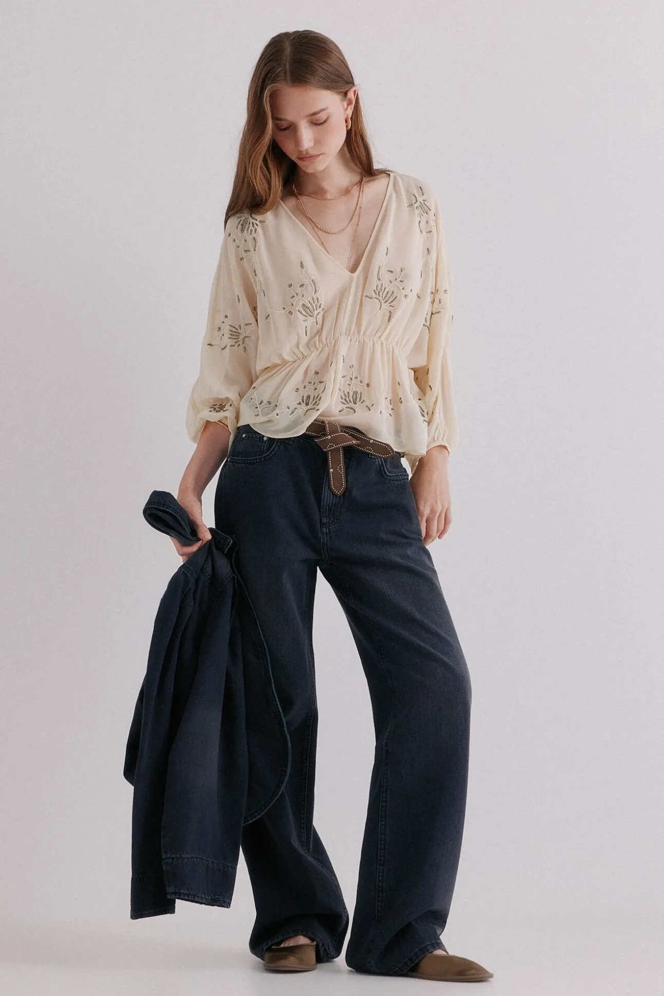 Beatriz. Calça jeans de corte reto