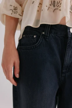Beatriz. Calça jeans de corte reto