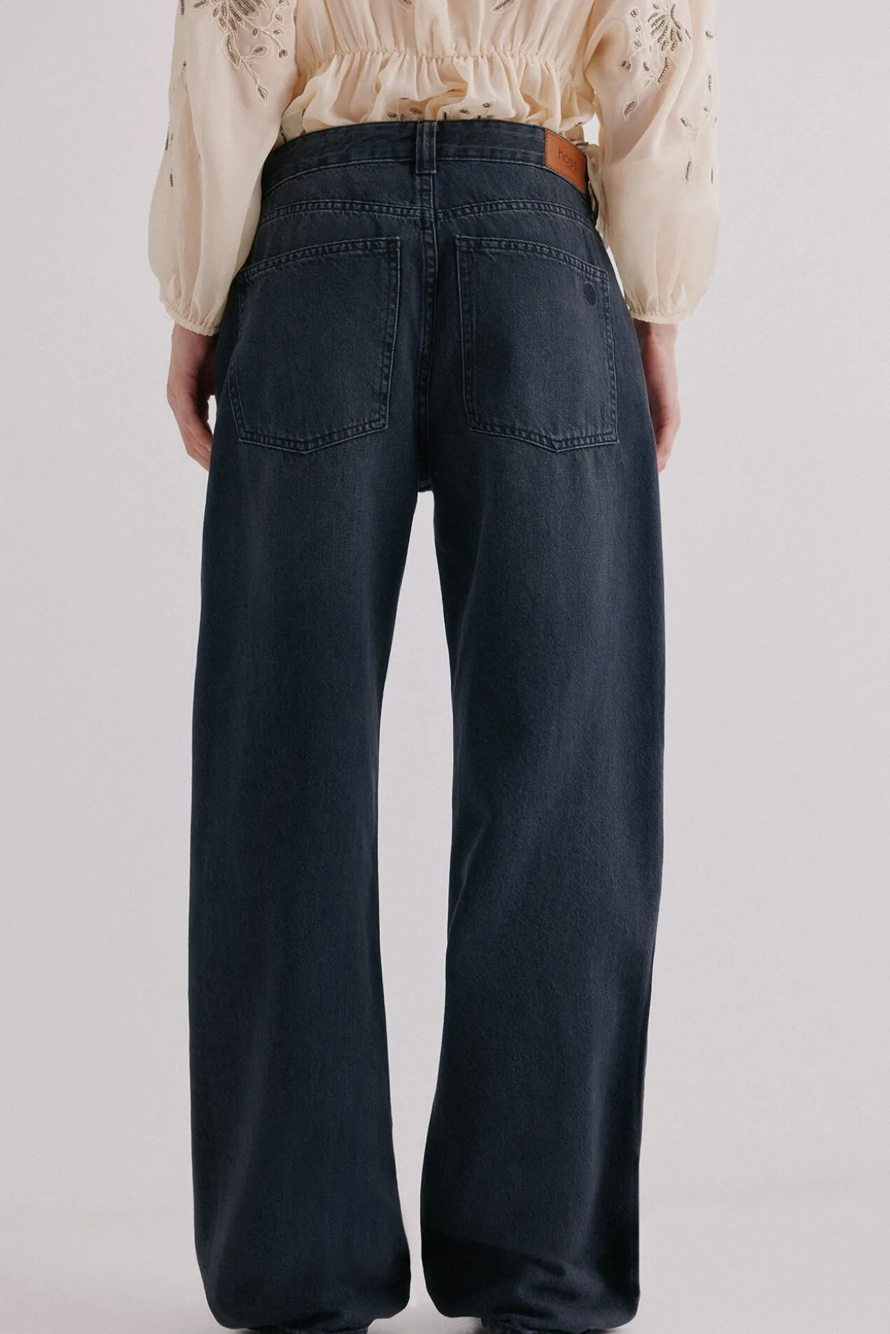 Beatriz. Calça jeans de corte reto