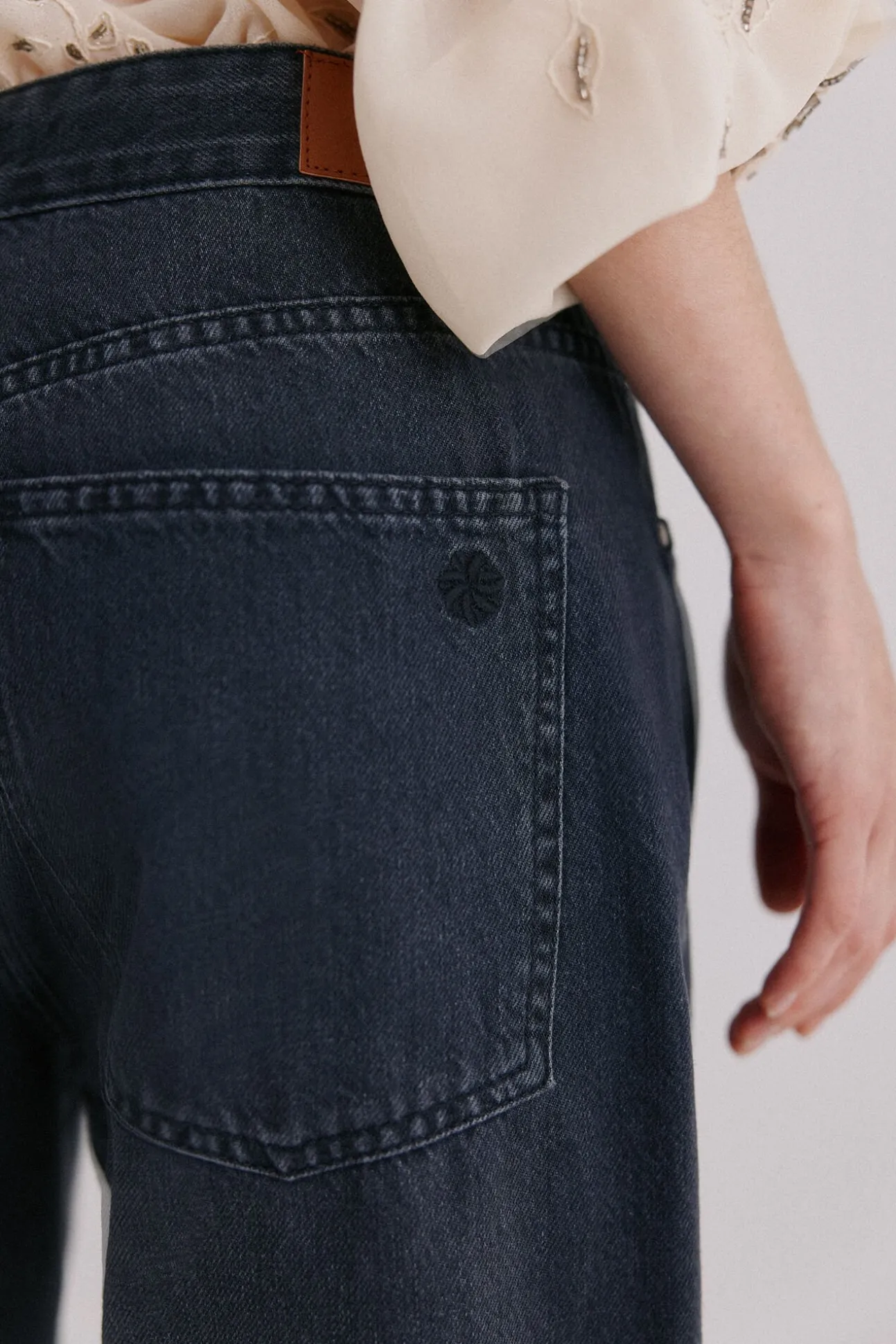 Beatriz. Calça jeans de corte reto