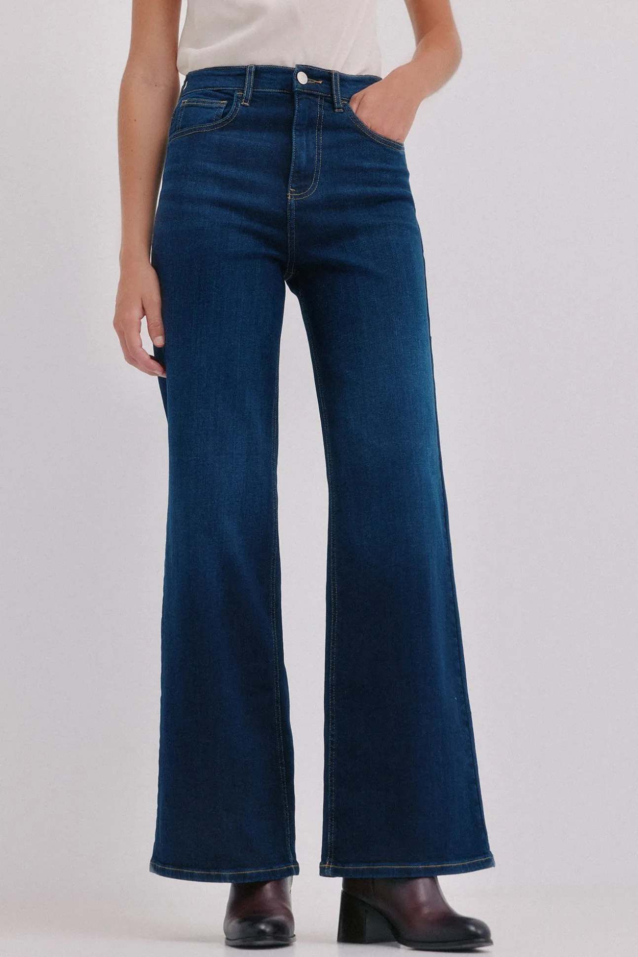 Benedetta. Calça jeans reta
