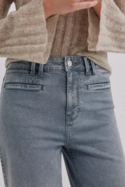 Berta. Calça jeans de perna larga