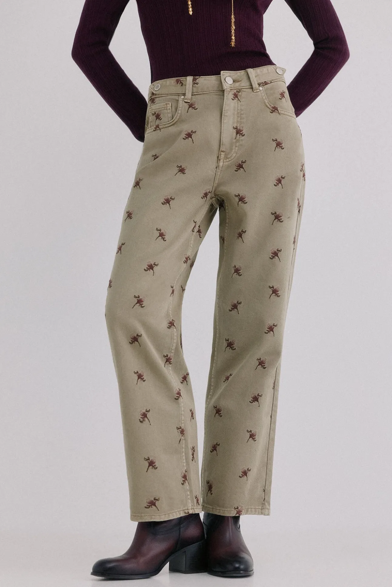 Bettina. Calça jeans bordada