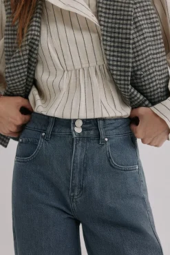 Bibiana. Calça jeans trespassada