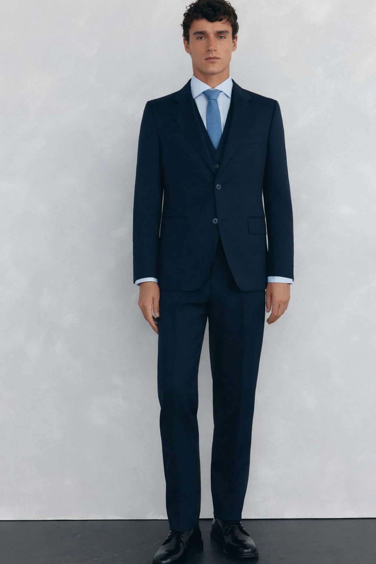 Blazer estruturado com costas azuis e corte sob medida
