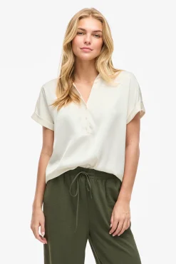 Blusa acetinada de manga curta