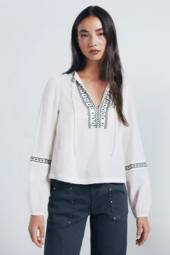Blusa boho com bordado de lantejoulas
