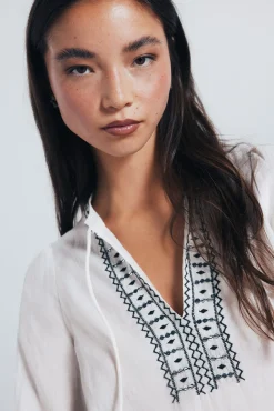 Blusa boho com bordado de lantejoulas