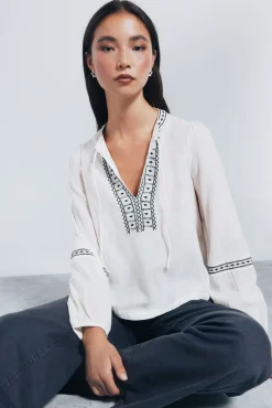 Blusa boho com bordado de lantejoulas
