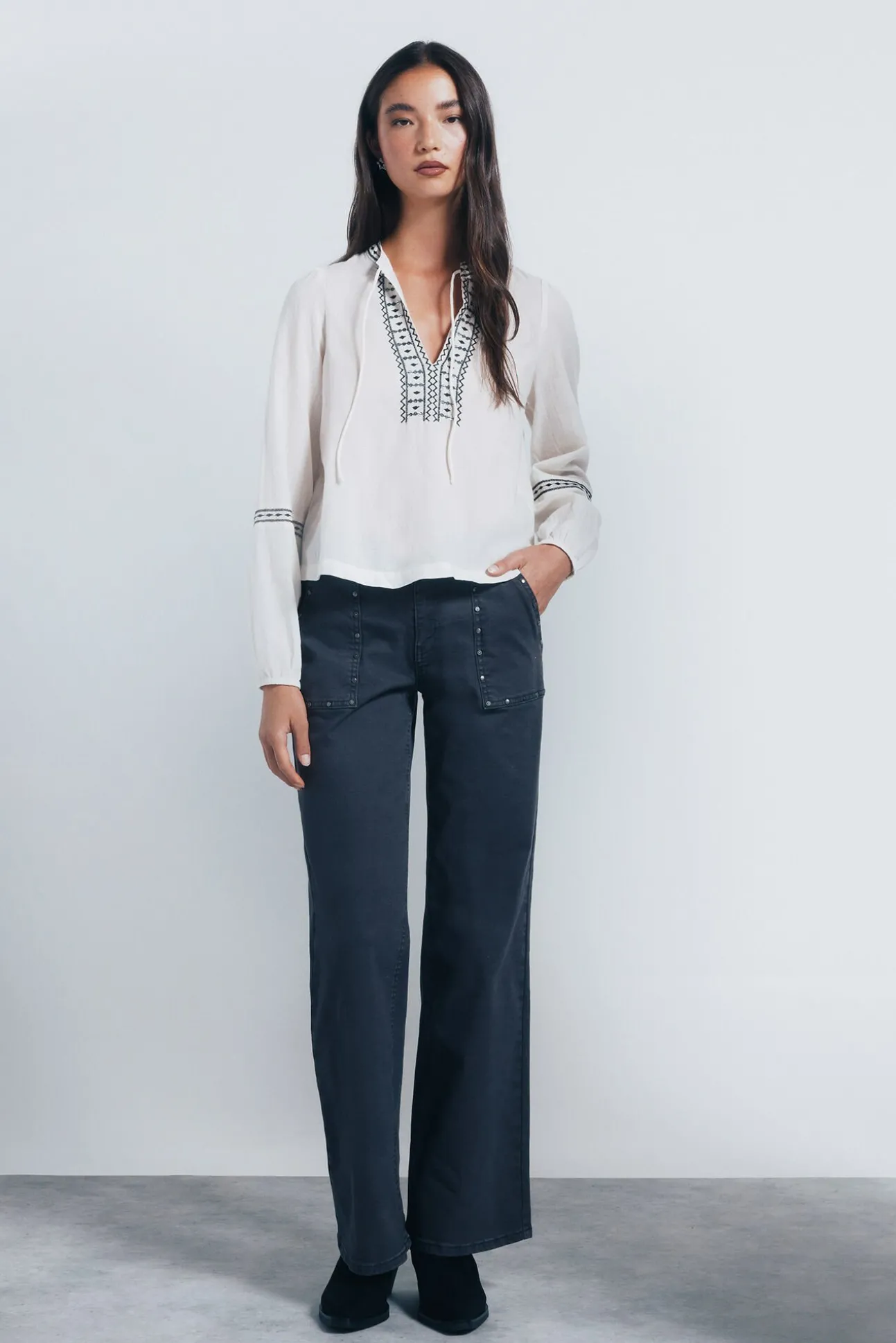 Blusa boho com bordado de lantejoulas