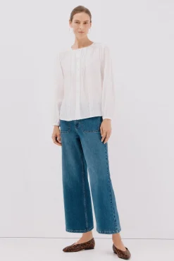 Blusa com acabamento em renda