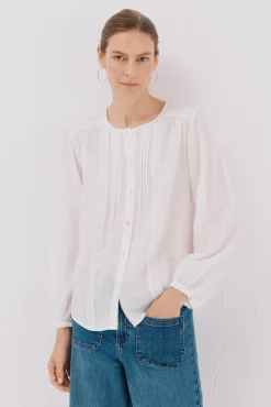 Blusa com acabamento em renda