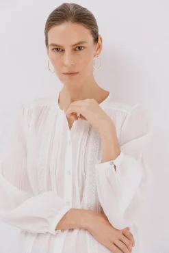 Blusa com acabamento em renda