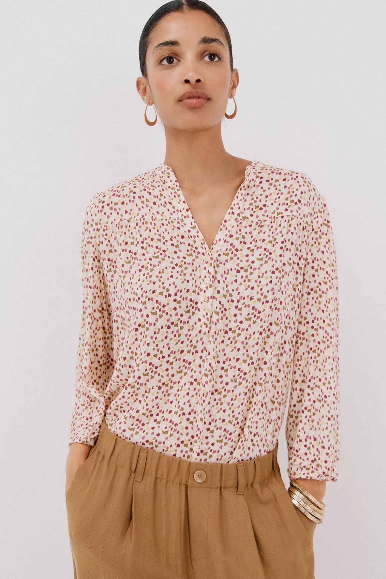 Blusa com cintado = entallado frontal