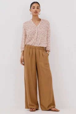 Blusa com cintado = entallado frontal
