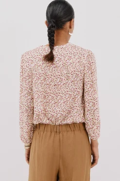 Blusa com cintado = entallado frontal