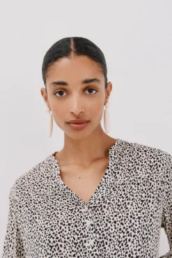 Blusa com cintado = entallado frontal