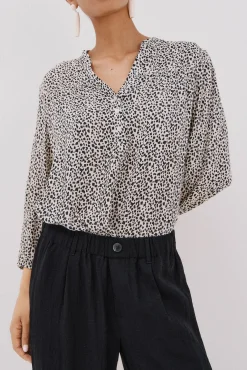 Blusa com cintado = entallado frontal