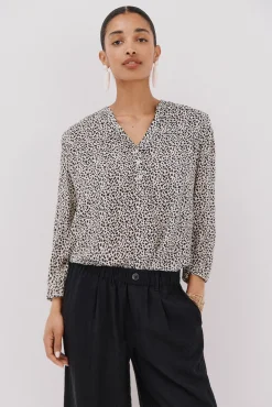 Blusa com cintado = entallado frontal