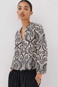 Blusa com cintado = entallado frontal