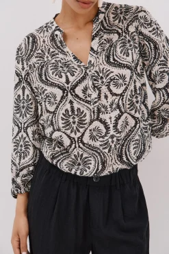 Blusa com cintado = entallado frontal