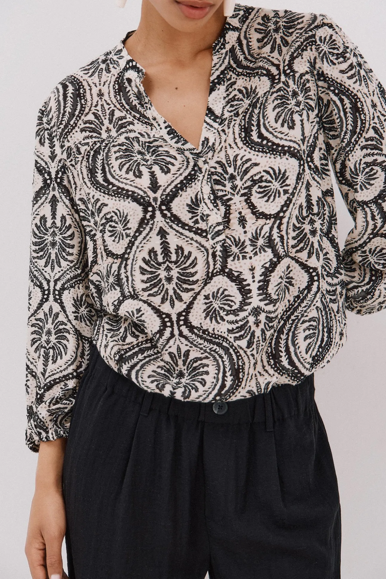 Blusa com cintado = entallado frontal