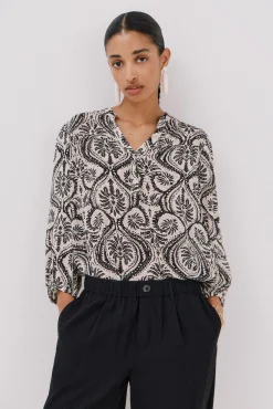 Blusa com cintado = entallado frontal