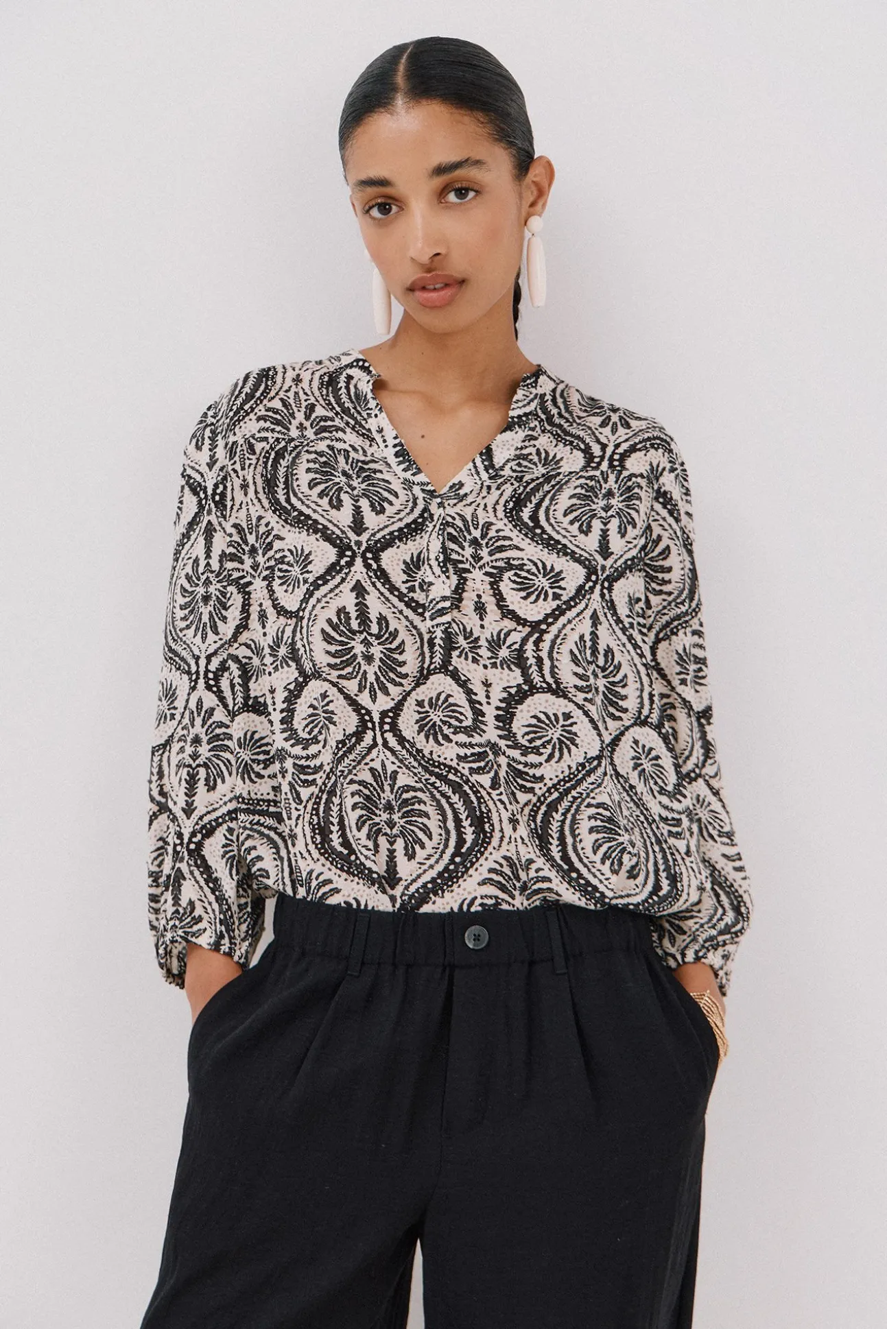 Blusa com cintado = entallado frontal