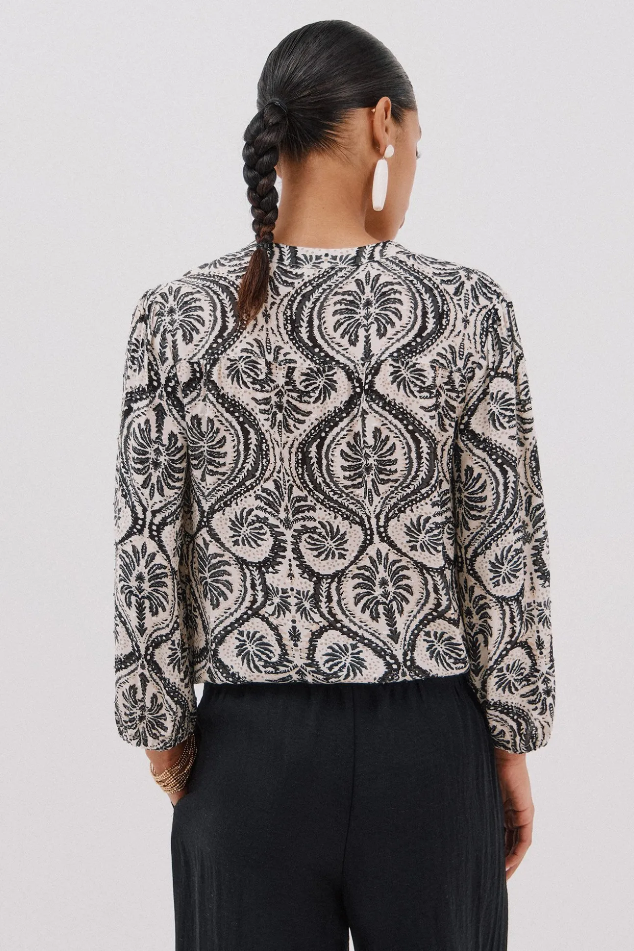Blusa com cintado = entallado frontal