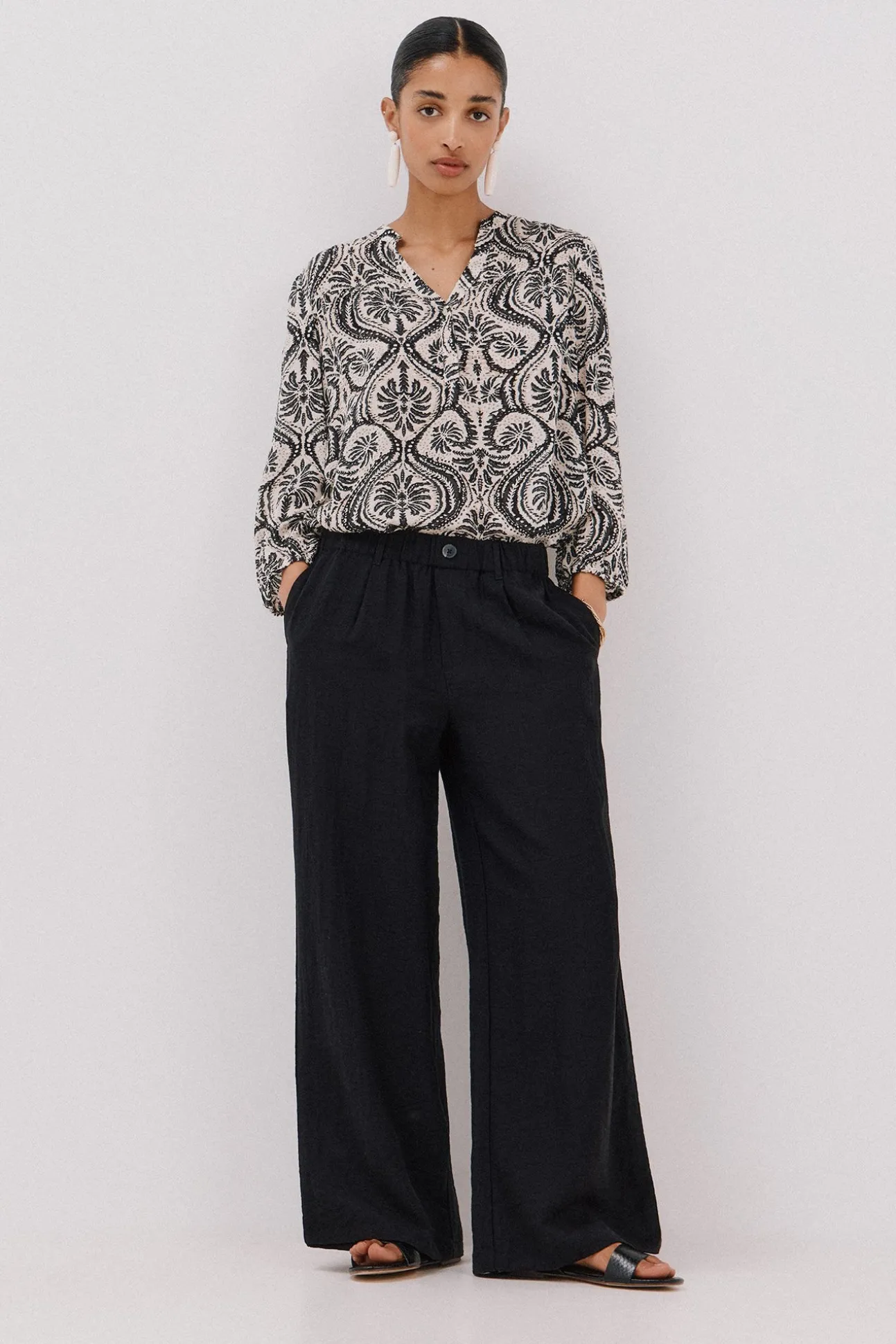 Blusa com cintado = entallado frontal