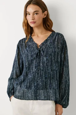 Blusa com detalhes metálicos