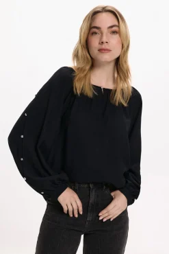 Blusa com mangas abotoadas
