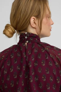 Blusa com motivos estampado no gola