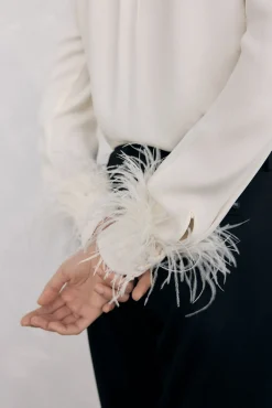 Blusa com punhos de penas