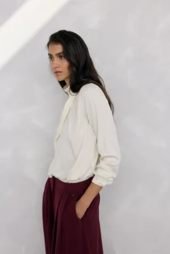 Blusa de cetim com gola alta