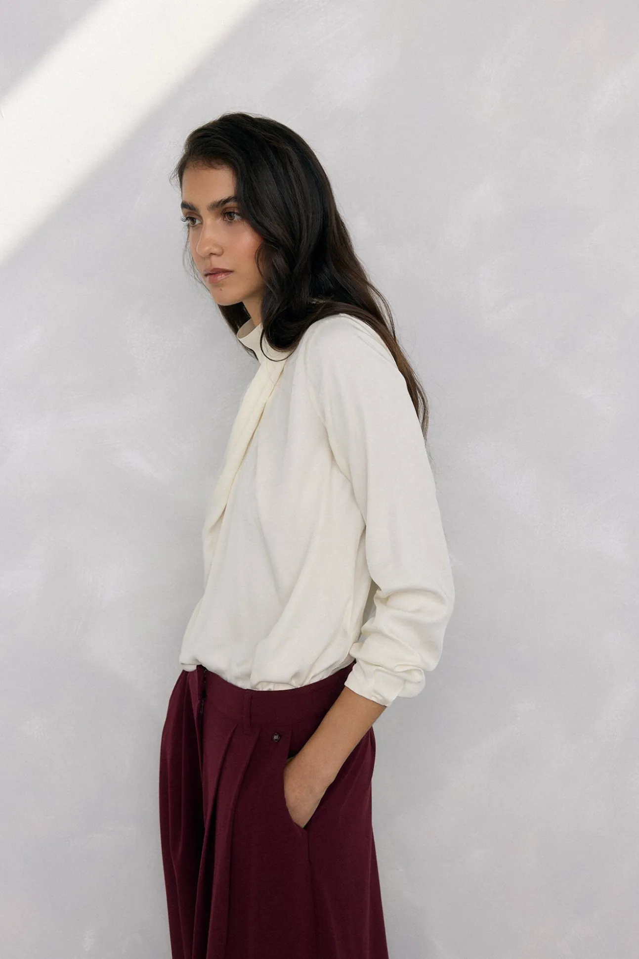 Blusa de cetim com gola alta