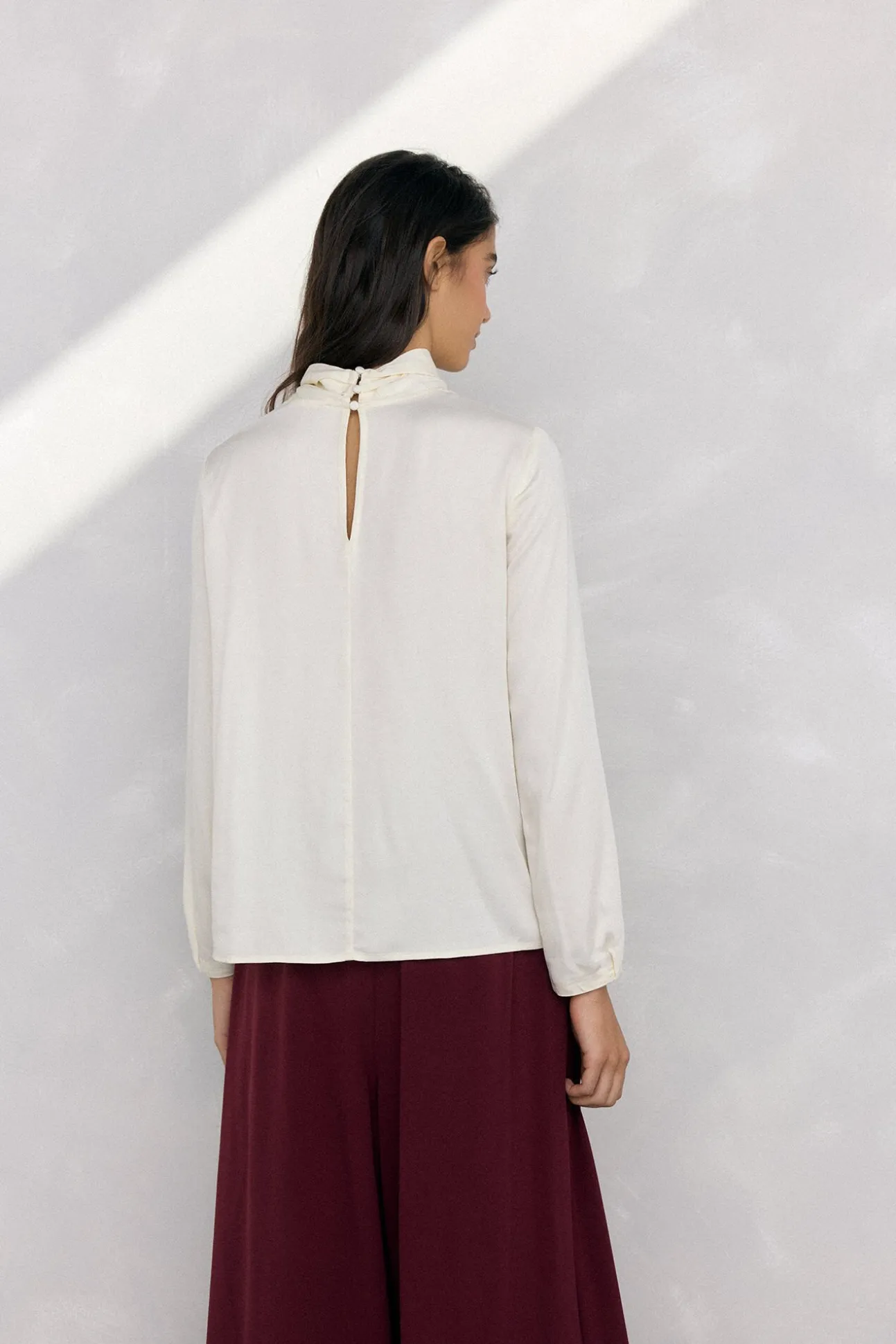 Blusa de cetim com gola alta