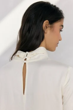 Blusa de cetim com gola alta