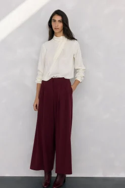 Blusa de cetim com gola alta