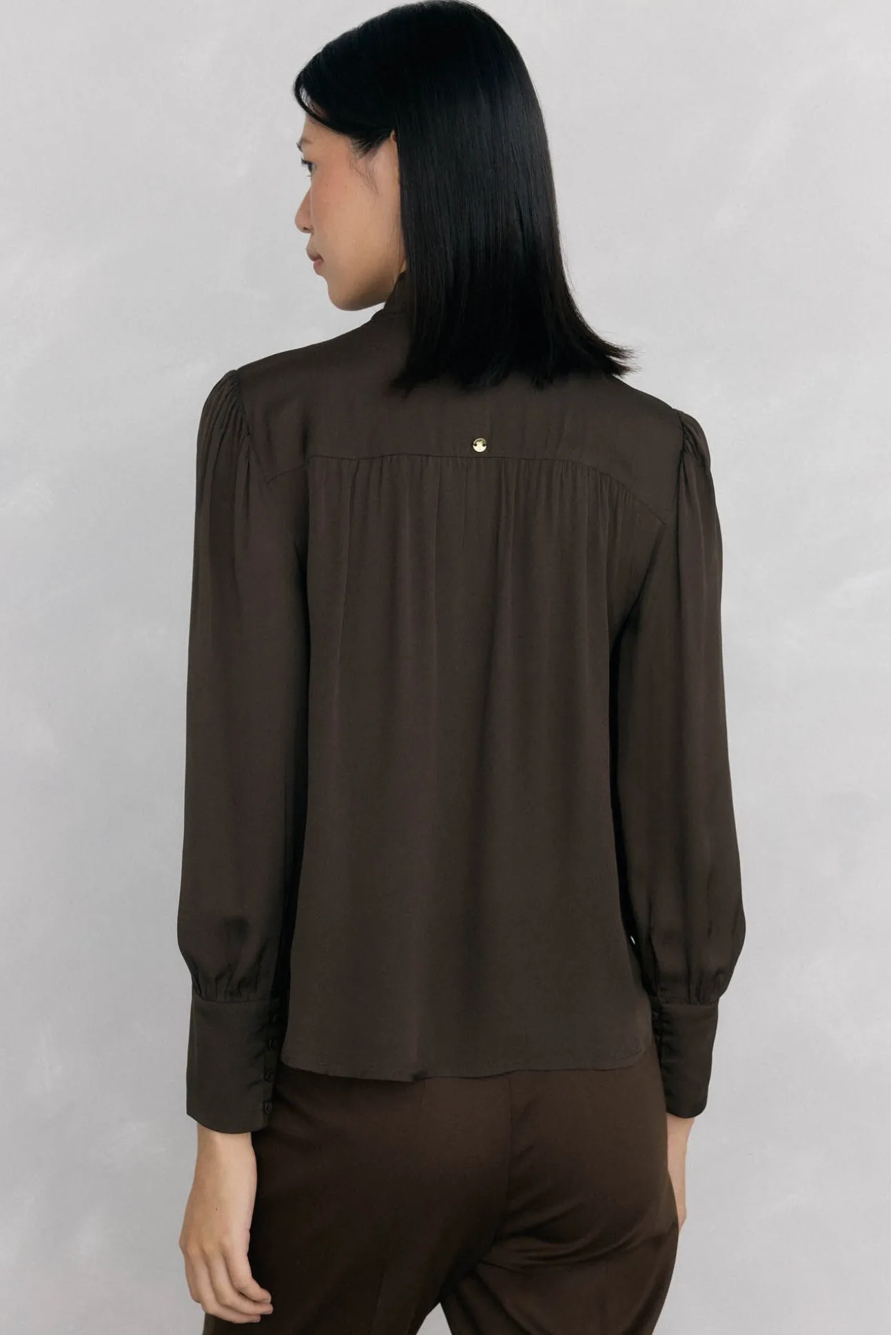 Blusa de chiffon com laçada